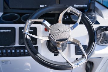 Dettaglio volante Prendi il controllo di 'Tireless' con questo volante regolabile di alta qualità.