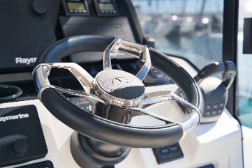 Prospettiva del Capitano Vista dal sedile di guida, che mostra il layout intuitivo dei comandi.