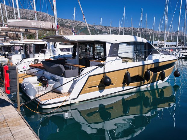 Sealine-C390-Esterno