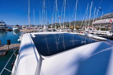 Electric Sunroof & Panoramic Views The Sealine C390 features a large opening glass roof, transforming the salon into an open-air living space.