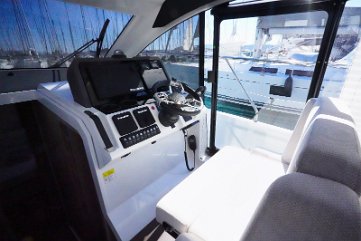 Helm Station & Visibility Ergonomically designed helm station with excellent visibility for the skipper.