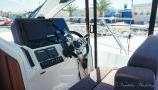 Sealine C390 - Konzola i vrata za izlaz na palubu