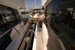 Sealine F430 Heck-Cockpit Geräumiger Sitzbereich im Cockpit, perfekt für Dinner im Freien auf der 