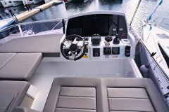 Sealine F430 Flybridge Kommandostand Moderne Navigationsinstrumente auf der Flybridge der 