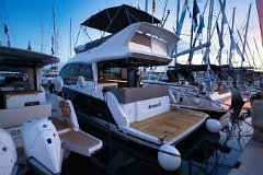 Motorjacht Heck-Design Modernes und funktionales Design für maximalen Komfort am Wasser.