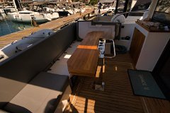 Sealine F430 Cockpit Essbereich Die L-förmige Sitzbank verbindet die Badeplattform mit dem Salon.