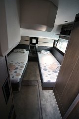 Sealine F430 Gäste-Unterkunft Helle Kabine mit zwei Betten und viel Stauraum.