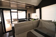 Open Concept Salon Große Glastüren verbinden den Innenraum nahtlos mit dem Heck-Cockpit.