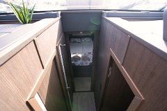 Silazak u potpalublje Stepenice koje vode iz salona u privatni dio s kabinama.