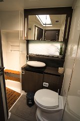 Privatna kupaonica Moderan WC s odvojenom tuš kabinom za privatnost i udobnost.