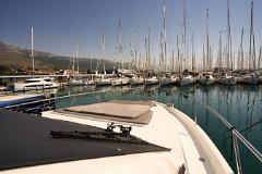 Sealine F430 Charter Croazia Un'altra prospettiva della comoda zona di prua e della marina.