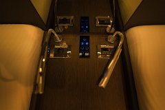 Dettagli Illuminazione Luci di lettura e controlli dell'atmosfera comodamente vicino al letto.