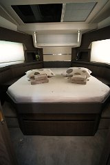 Suite Armatoriale - Sealine F430 Spaziosa cabina principale con letto a isola e grandi finestre sullo scafo.