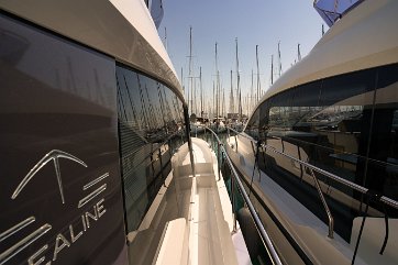 Sealine F430 Side Deck Wide and safe walkway leading from the cockpit to the bow.