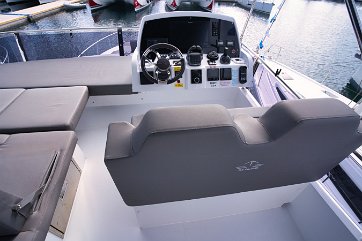 Relaxing on Motor Yacht Grace II Comfortable U-shaped seating on the flybridge, enjoying the breeze of the Adriatic.