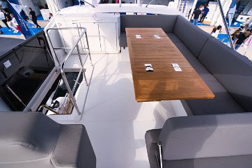 Sealine F430 Social Area The convertible flybridge table offers flexibility for dining or lounging.