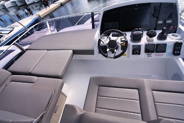 Sealine F430 Upper Helm Second helm station allows the skipper to navigate while being part of the fun.