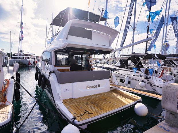 Sealine-F430-Exterior