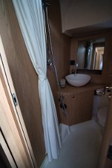 Trawler 41 Charter Pirovac - Badezimmer Modernes und gut ausgestattetes Bad mit separater Duschkabine für maximalen Komfort.