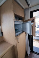 Kühlschrank mit großer Kapazität Hoher Kühlschrank, perfekt in die Möbel der 'Swift Home' integriert.