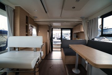 Wandelbarer Salonbereich - Swift Home Tisch und Sitzgelegenheiten im Salon bieten Flexibilität zum Essen, Entspannen oder als Zusatzbett.