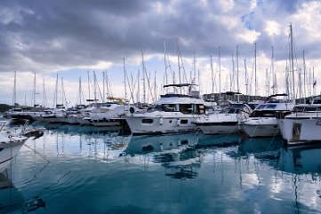 Beneteau Swift Trawler 41 'Swift Home' u Marini Pirovac, Pirovac, Šibenik Motorni brod 'Swift Home' vezan i spreman za avanturu. Savršen primjer Beneteau jahte za najam.