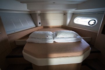 Beneteau Swift Trawler 41 - Vlasnička kabina Prostrana vlasnička kabina na 'Swift Home' s velikim bračnim krevetom i elegantnim dizajnom.