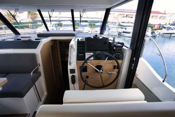 Moderno kormilarsko mjesto - Swift Trawler 41 Ergonomsko kormilarsko mjesto s najnovijom Raymarine navigacijskom elektronikom.