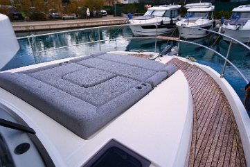 Prendisole sullo yacht a motore 'Swift Home' Grande cuscino prendisole a prua del Trawler 41, il luogo ideale per rilassarsi in una baia tranquilla.