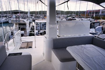 Pranzo all'aperto - Barca a motore Trawler 41 Godetevi i pasti sotto il bimini sul flybridge di 'Swift Home', circondati dal Mare Adriatico.
