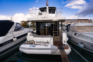 Benvenuti a bordo di 'Swift Home' Salite a bordo del Beneteau Swift Trawler 41 attraverso lo spazioso pozzetto in teak.