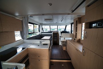 Salone luminoso su 'Swift Home' Trawler 41 Fly Salone spazioso e pieno di luce con grandi finestre per una vista a 360 gradi.