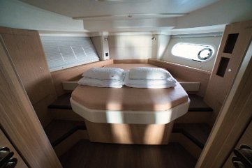 Motor boat Swift Trawler 41 - Owner's Stateroom Ample storage space and natural light make the master cabin of 'Swift Home' a perfect retreat.