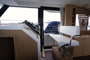 Double Driver's Seat Comfortable adjustable double bench at the helm, allowing company for the captain during navigation.