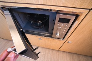 bavaria-virtess-42-fly-galley-004