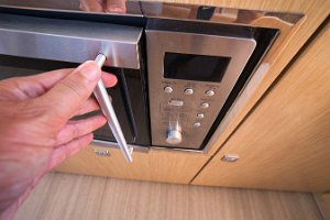 bavaria-virtess-42-fly-galley-012