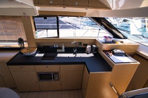 bavaria-virtess-42-fly-galley-014