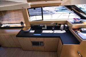 bavaria-virtess-42-fly-galley-016