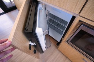 bavaria-virtess-42-fly-galley-018