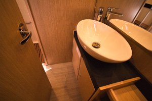 bavaria-virtess-42-fly-toilet-005